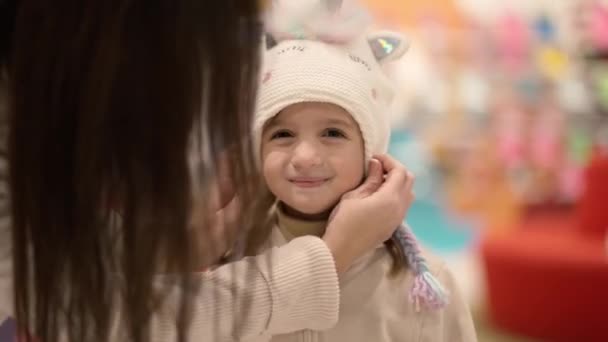 Mother Daughter Try Cute Cartoon Hat Shopping Mall — Αρχείο Βίντεο
