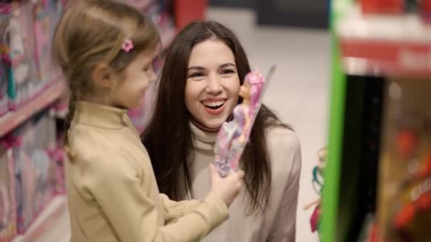 Einkaufskonzept Mutter Und Tochter Kaufen Puppen Einkaufszentrum Zeitlupe — Stockvideo