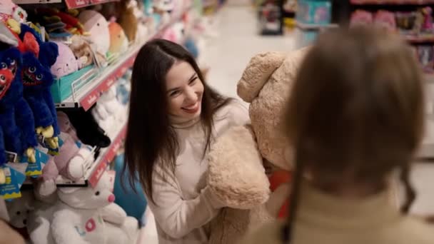 Mutter Zeigt Ihrer Tochter Großes Stoffbär Spielzeug Kinderkaufhaus — Stockvideo