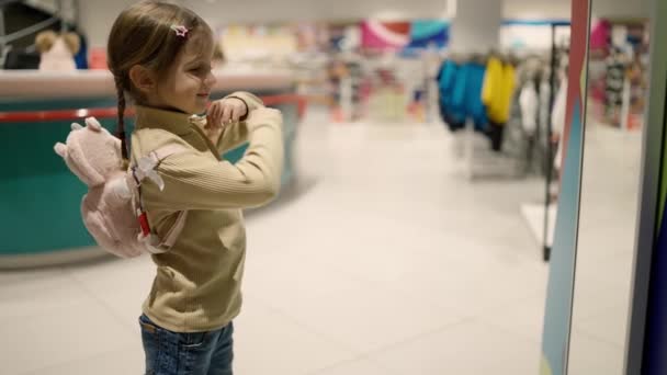 Kleines Mädchen Legt Kleinen Rucksack Auf Schultern Und Schaut Den — Stockvideo