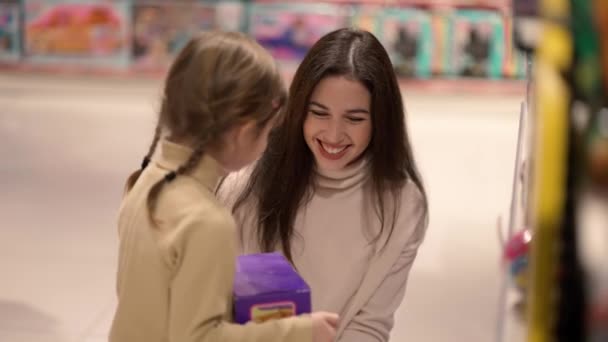 Alışveriş Konsepti Anne Kızı Alışveriş Merkezinden Oyuncak Bebek Alıyorlar — Stok video