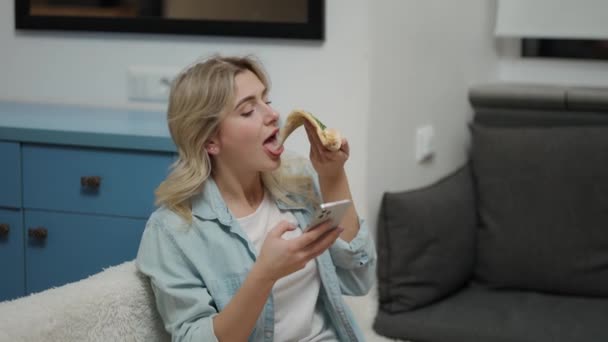 Chica Aburrida Sentada Sofá Sala Estar Moderna Comer Pizza Sabrosa — Vídeos de Stock
