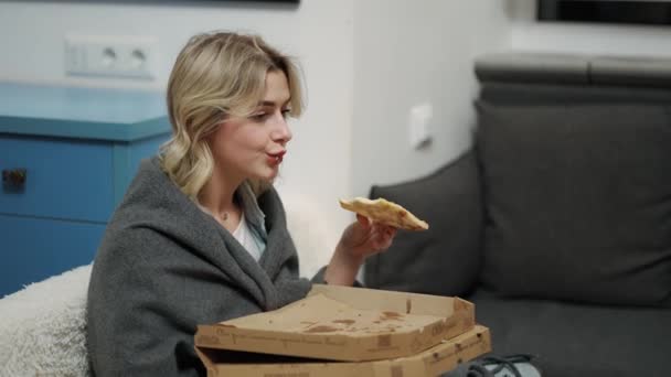 Upset Young Woman Wrapped Blanket Eating Pizza Alone — Αρχείο Βίντεο