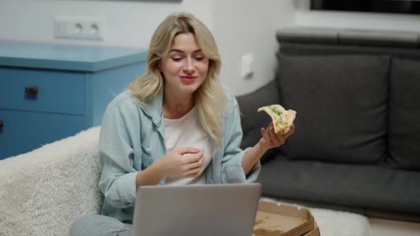 Girl Sitting Sofa Modern Living Room Eating Tasty Pizza While — Video Stock