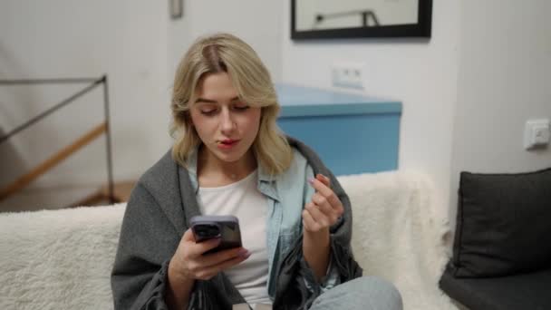 Smiling Girl Sitting Sofa Eating Fries Use Mobile Reading News — Video Stock