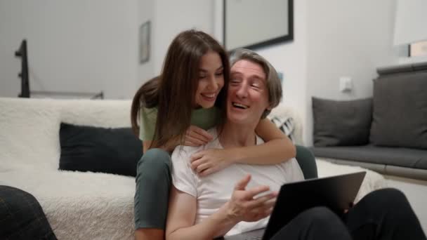 Ευτυχισμένοι Σύζυγοι Χαλαρώνουν Καθισμένοι Στον Καναπέ Απολαμβάνοντας Χρήση Φορητού Υπολογιστή — Αρχείο Βίντεο