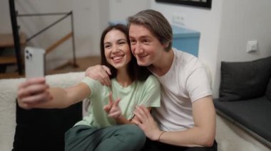 Şahsi akıllı telefondan fotoğraf çeken sevilen erkek ve kadın..