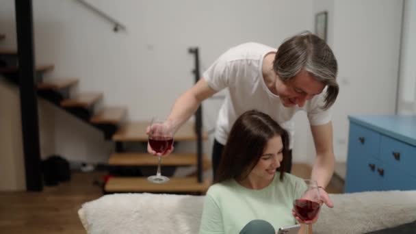 Beau Homme Apportant Des Verres Vin Femme Ralenti — Video