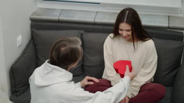 年轻女子在情人节收到丈夫的礼物 — 图库视频影像