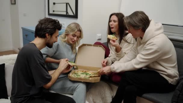 2回デート 幸せな男性と女性の友人食べるおいしいピザでホームインテリア — ストック動画