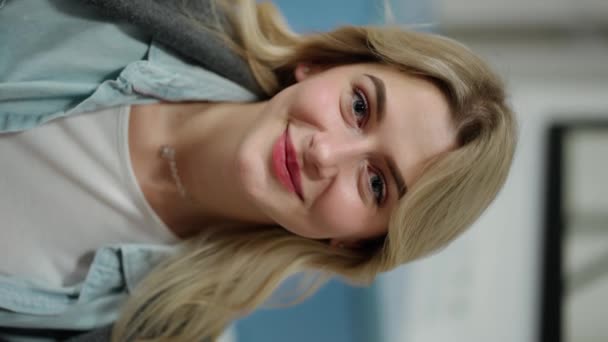Portrét Krásná Blondýnka Doma Úsměvem — Stock video