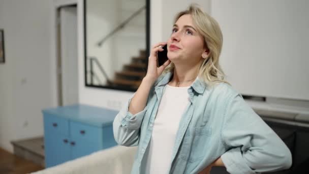 Stress Vrouw Met Behulp Van Mobiele Telefoon Teleurgesteld Klant Ruzie — Stockvideo