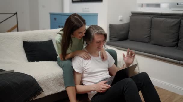 Couple Heureux Utilisant Ordinateur Portable Pour Appel Vidéo Dans Salon — Video