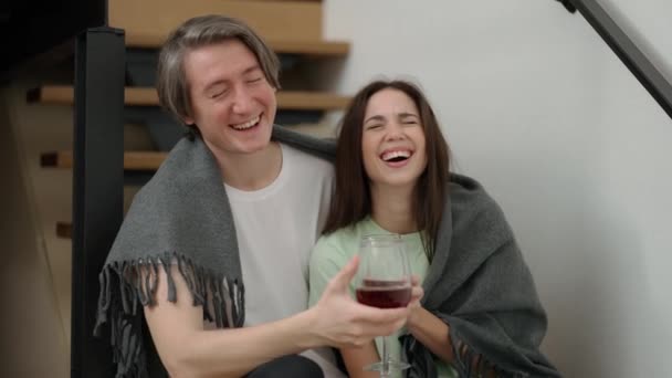 계단에 와인을 마시며 웃으며 부부들 — 비디오
