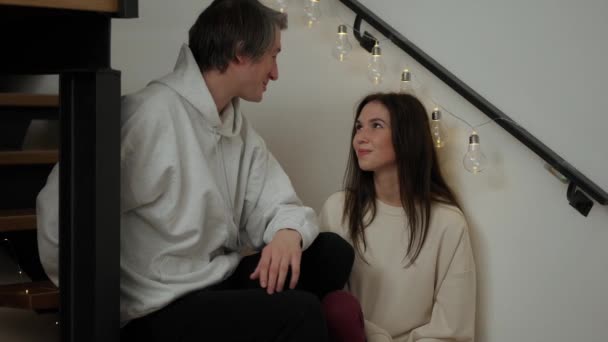 Femeia Zâmbitoare Primește Cadou Soțul Pentru Ziua Îndrăgostiților Timp Stă — Videoclip de stoc