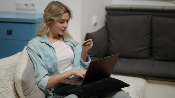 Mulher Loira Sentada Casa Fazendo Compras Loja Internet Usando Laptop — Vídeo de Stock