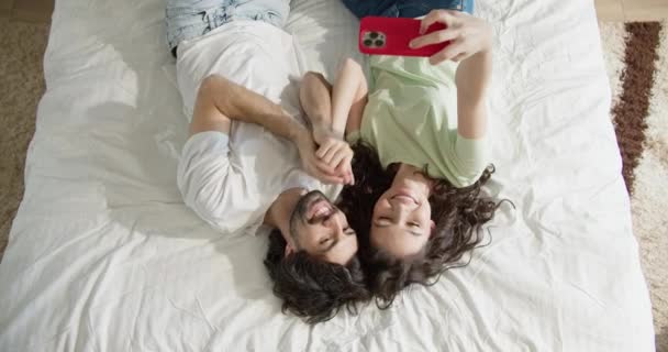 Jovem Casal Deitado Cama Tomando Uma Selfie Juntos — Vídeo de Stock