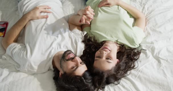 Yatakta Uzanan Genç Çift Birlikte Mutlular — Stok video