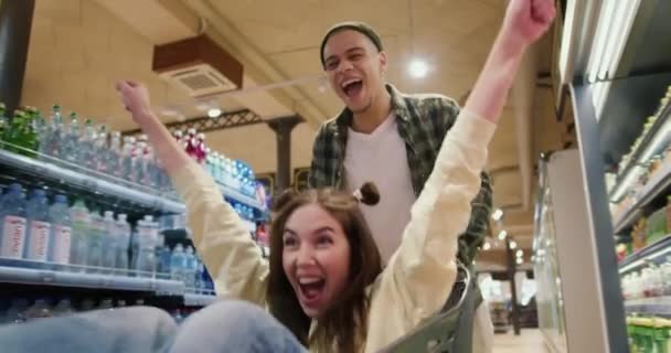 Genç Bir Çiftin Eğlenirken Yakın Plan Çekimleri Içinde Kız Arkadaşı — Stok video