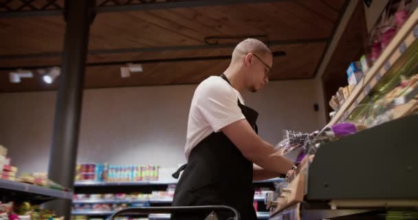 Працівник Супермаркету Переробив Стелажі Зберігання Відділі Вегетаріанства Низький Кут Огляду — стокове відео