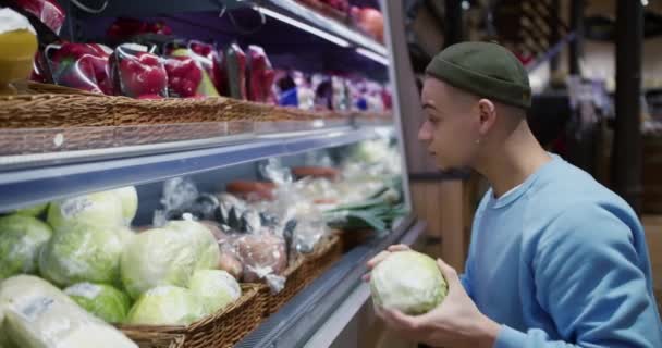 Adam Bir Süpermarkette Doğru Ürün Seçimi — Stok video