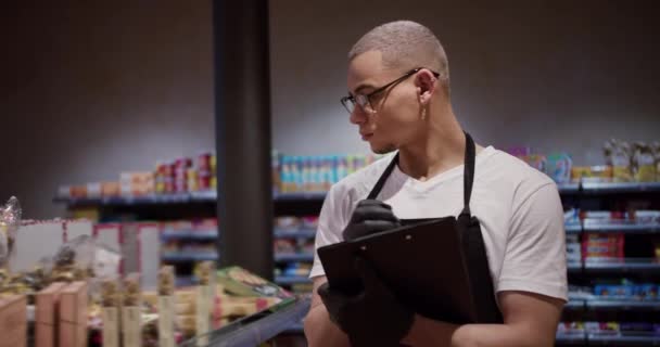 Vendedor Avental Usando Tablet Contando Mercadorias Supermercado Inventário Regular Para — Vídeo de Stock