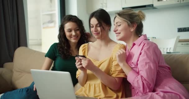 Три Женщины Красочных Платьях Готовятся Потратить Деньги Онлайн Карточкой — стоковое видео
