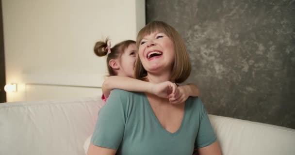 Dojrzała Kochająca Babcia Jej Urocza Wnuczka Przytula Tyłu Bawiąc Się — Wideo stockowe