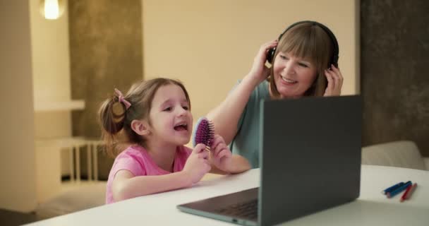 Gadis Kecil Duduk Meja Laptop Dan Bernyanyi Sementara Nenek Mendengarkan — Stok Video