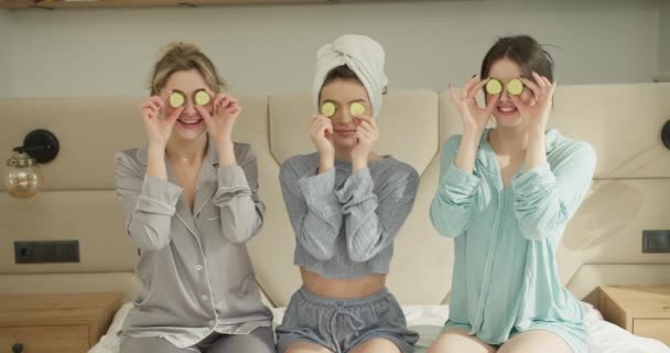 Pajama Party Concept Щасливі Друзі Огірковою Маскою Весело Роблять Пікабу — стокове відео
