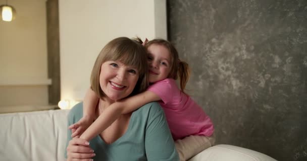 Reife Liebende Großmutter Ihre Entzückende Kleine Enkelin Umarmt Sie Fotoshooting — Stockvideo