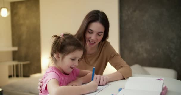 Mãe Sua Filha Pré Escolar Fazer Lição Casa Juntos Casa — Vídeo de Stock