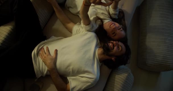 Χαρούμενο Όμορφο Νεαρό Ζευγάρι Selfie Στον Καναπέ Στο Σπίτι Και — Αρχείο Βίντεο