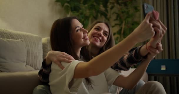 Deux Femmes Faisant Selfie Par Smartphone Assis Sur Sol Maison — Video