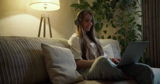 Hermosa Mujer Mediana Edad Sentada Sofá Casa Escuchando Música Con — Vídeos de Stock