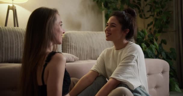 Dvě Mladé Ženy Mají Dobrý Čas Spolu Bytě Pohovky Povídání — Stock video