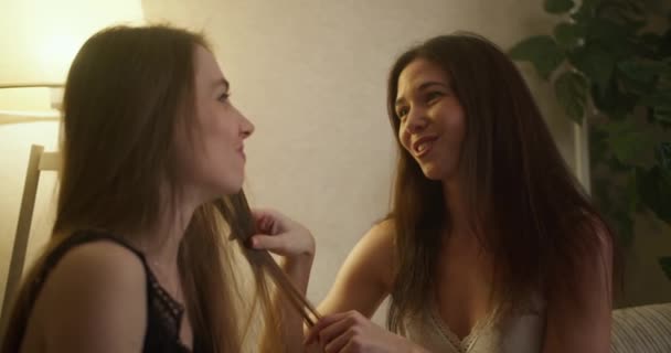 Krásné Mladé Lesbičky Přítelkyně Sedí Pohovce Dotýkají Navzájem Dívá Láskou — Stock video