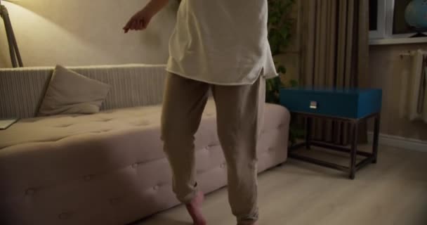 Bezstarostná Žena Tančí Sama Bosá Moderním Obývacím Pokoji Doma — Stock video