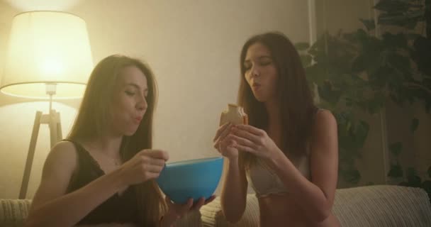 Genç Lezbiyen Çift Sandviç Yiyip Bovling Oynuyorlar Kız Arkadaşını Besliyor — Stok video