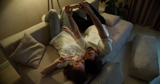 Fröhlich Schönes Junges Paar Selfie Auf Sofa Nach Hause Mit — Stockvideo
