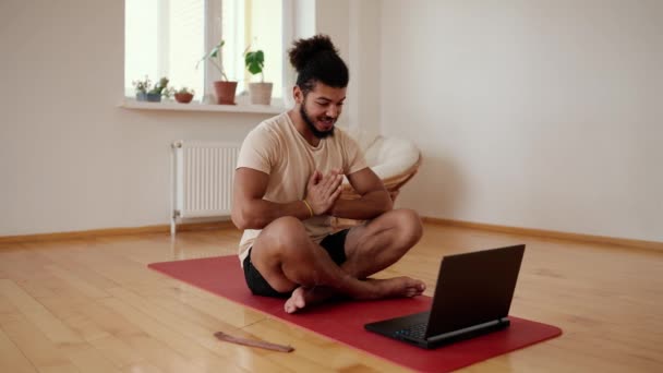 Bärtiger Mann Spricht Bei Videoanruf Auf Yogamatte — Stockvideo
