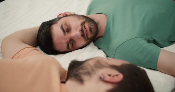 Porträtt Attraktiva Skäggiga Homosexuella Män Par Som Ligger Sängen Tillsammans — Stockvideo