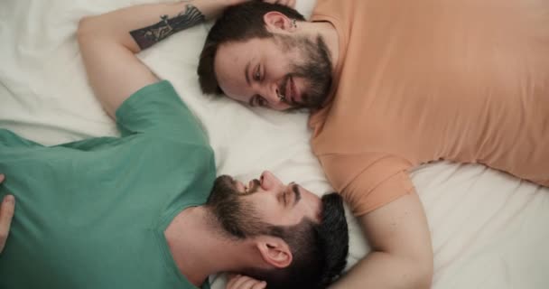 Porträt Attraktiver Bärtiger Homosexueller Männer Paare Die Zusammen Auf Dem — Stockvideo