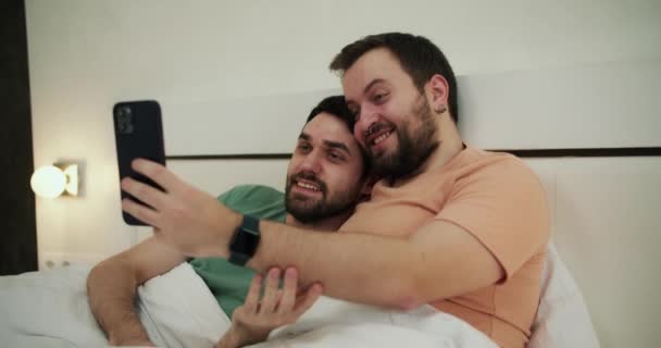 Gay Casal São Selfie Tirar Foto Cama Divertindo Juntos Quarto — Vídeo de Stock