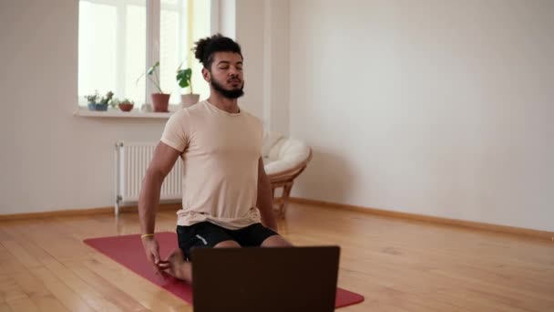 Vousatý Sportovní Muž Zhluboka Dýchá Sedí Zavřenýma Očima Podložce Obývacím — Stock video