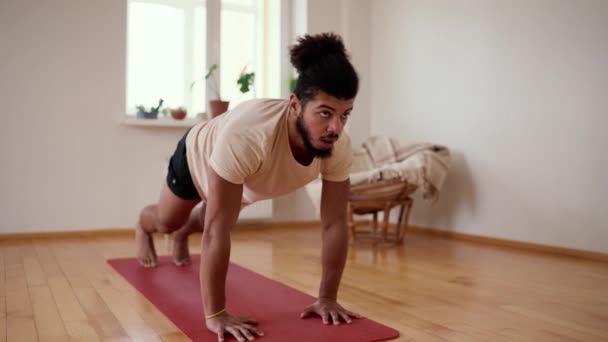 Młody Człowiek Wykonując Nogi Rozciągnąć Ćwiczenia Domu — Wideo stockowe