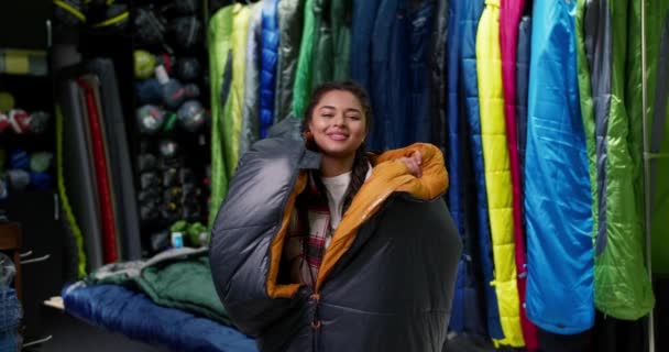 Primer Plano Una Mujer Cubierta Saco Dormir Tienda Turismo — Vídeos de Stock