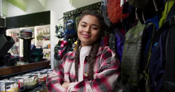 Retrato Chica Atractiva Joven Pie Tienda Artículos Deportivos Con Mochilas — Vídeos de Stock