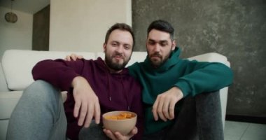 Eşcinsel çift evde televizyon izlemeyi, cips yemeyi ve tartışmayı sever..