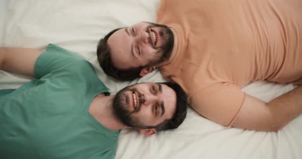 Portret Atrakcyjnych Brodatych Par Gejów Leżących Razem Łóżku Rozmawiających Zdjęcia — Wideo stockowe